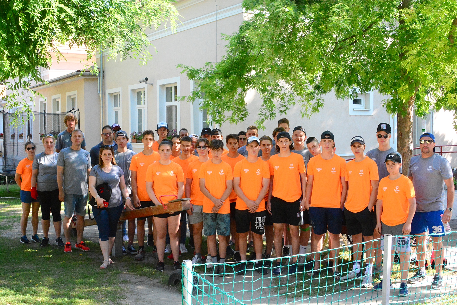 A jégkorong akadémia hokisai festették a Felsővárosi Óvoda kerítését